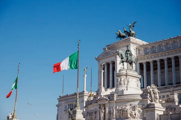 意大利罗马威尼斯广场维托里奥 · 伊曼纽尔纪念碑，蓝天 — 图库照片