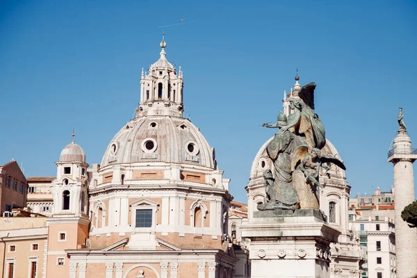 从意大利罗马的阿尔塔 · 维托里奥 · 埃马努埃莱二世的城市景观看威尼斯广场 — 图库照片