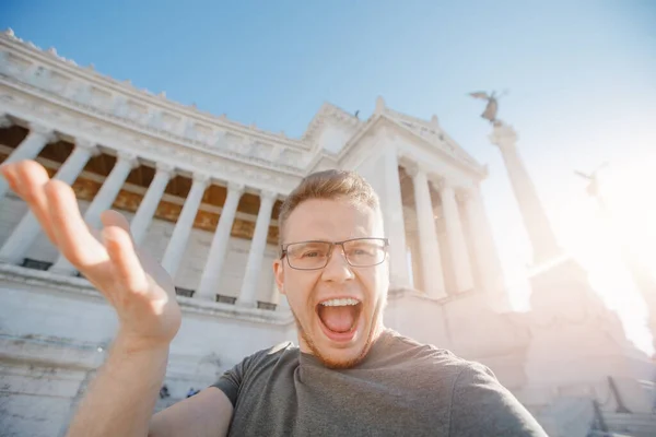 Счастливый турист делает селфи на фоне Венецианской площади в Риме, голубое небо. Летняя концепция — стоковое фото