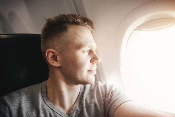 Hombre turista feliz hace foto selfie en avión de cabina antes de la salida. Concepto de viaje — Foto de Stock