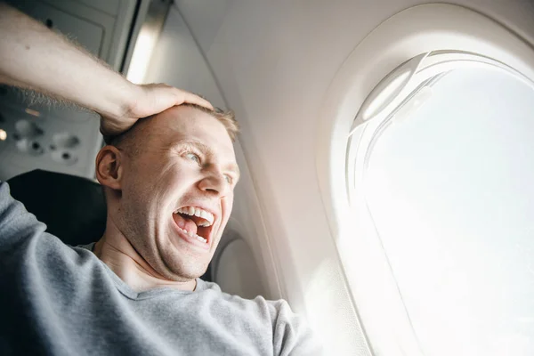 Begreppet aerofobi. Rädd för rädsla som flyger på ett flygplan och på höjden — Stockfoto