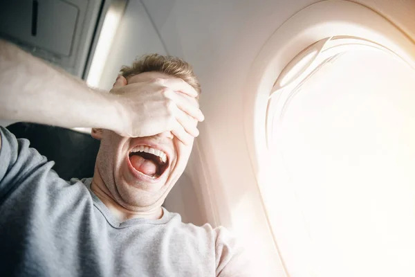 Concepto aerofobia. Miedo a que el miedo vuele en un avión y a la altura — Foto de Stock