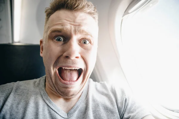 Begreppet aerofobi. Rädd för rädsla som flyger på ett flygplan och på höjden — Stockfoto