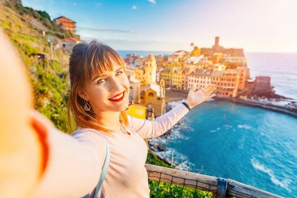 Турист счастливая молодая женщина делает селфи фото Vernazza, национальный парк Cinque Terre, Лигурия, Италия, Европа. Концепция путешествия — стоковое фото