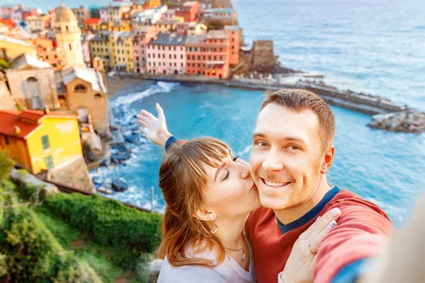 Vernazza, Nationalpark Cinque Terre, Ligurien, Italien, Europa. Touristen glückliches Paar macht Selfie-Foto vor Kamera — Stockfoto