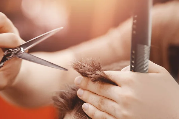 Vintage toning, master barber makes hair to man hipster — Stock Photo, Image