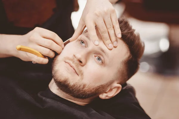Homme Barber rase la barbe du client sur la chaise Barbershop — Photo