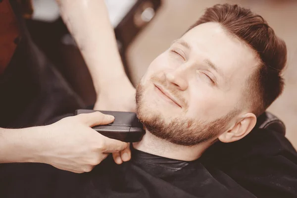 男バーバーは椅子の上にクライアントの髭を剃ります｜Barbershop — ストック写真