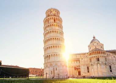 Pisa eğik kule ve katedral bazilikası gündoğumunda, İtalya. Seyahat kavramı