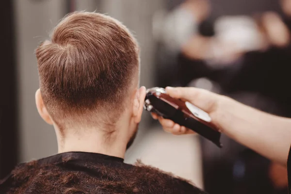 Урожай тонування, майстер перукар робить волосся для людини хіпстер — стокове фото
