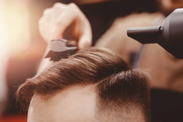 Master barbeiro penteado e estilo com secador de cabelo para cara. Concept Barbershop. Foco suave — Fotografia de Stock