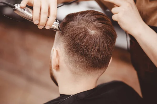 Banner de barbería. Hombre en silla de barbero, peluquero peinándose el pelo . — Foto de Stock