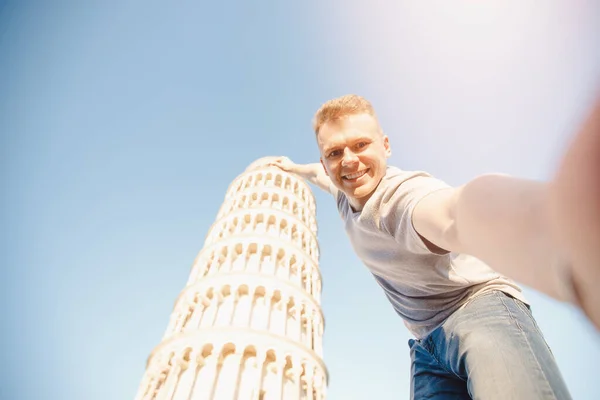 Путешественники Мужчина делает селфи перед наклонной башней Пиза, Италия — стоковое фото