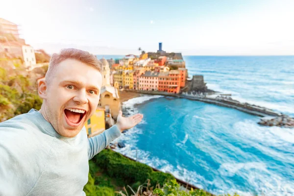 Турист, щасливий молодий чоловік, робить самовіддану фотографію Вернацца, національний парк Cinque Terre, Лігурія, Італія, Європа. Концепція подорожі — стокове фото