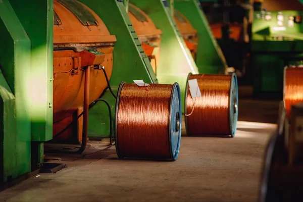Produção de fio de cobre, cabo de bronze em bobinas na fábrica — Fotografia de Stock