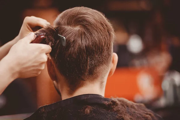 Barbershop banner. Man in Kapper stoel, Kapper styling zijn haar. — Stockfoto