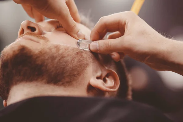 Primer plano de la cuchilla de afeitar hombre barba Barbería — Foto de Stock