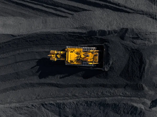 Open pit ορυχείο, εξορυκτική βιομηχανία για άνθρακα, top view εναέρια drone — Φωτογραφία Αρχείου