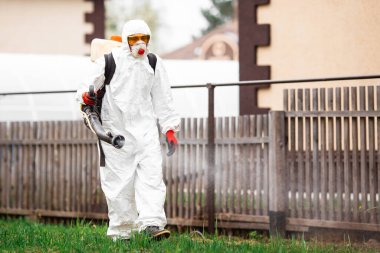 Temizlik hizmeti, koronavirüs enfeksiyonunun önlenmesi ve salgının kontrol edilmesi yoluyla kamu bahçesinin dezenfekte edilmesi