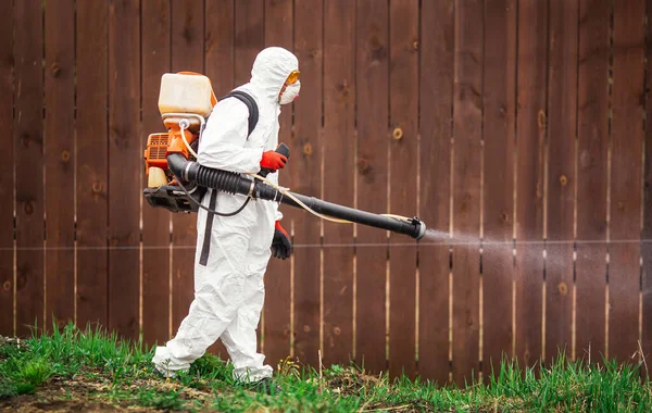 Desinfektion des öffentlichen Gartengrundstücks durch Reinigungsdienst, Oberflächenbehandlung gegen Coronavirus Infektionsprävention und Seuchenbekämpfung — Stockfoto