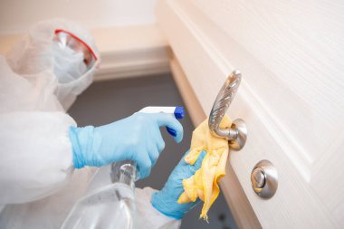 Evin dezenfeksiyon ve temizlik kapı kolları. Biyokimyasal kıyafetli mikroplar ve virüs enfeksiyonundan. Coronavirus koruma kavramı