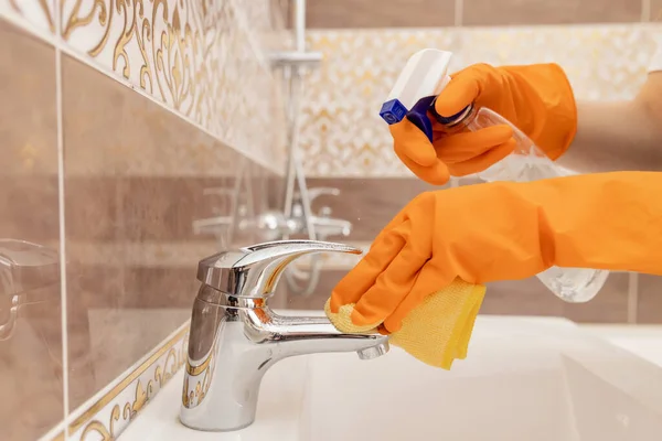 Pulizia rubinetto da calcare in bagno, disinfezione superficie dalla contaminazione — Foto Stock