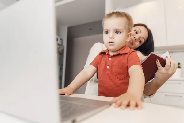 Bizneswoman matka kobieta z dzieckiem pracuje online komputer i telefon biuro domu — Zdjęcie stockowe