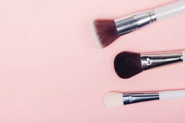 Makyaj fırçalarını pembe arkaplanda ayarla, boşluğu kopyala