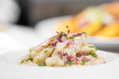 Aşçı yemekleri mikroyeşilliklerle, balık filizleriyle süslenir. Yüksek sanat aşçılığı kavramı