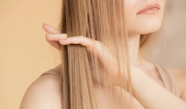 Hair care, blonde girl puts oil on her head removes dryness and brittleness — Stock Photo, Image