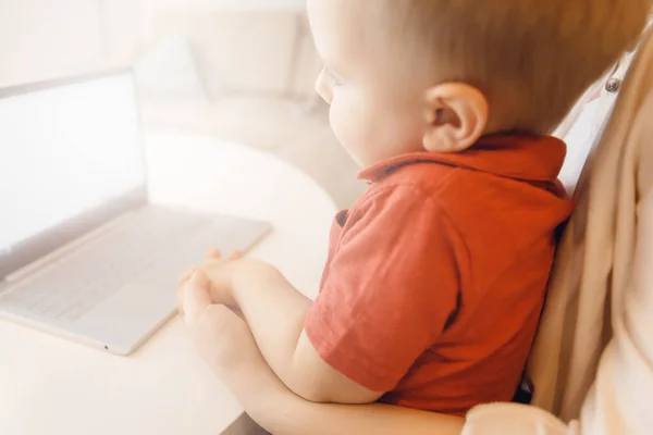 Uczeń uczy się w domu podczas lekcji online z komputerem. Koncepcja kwarantanny edukacji — Zdjęcie stockowe