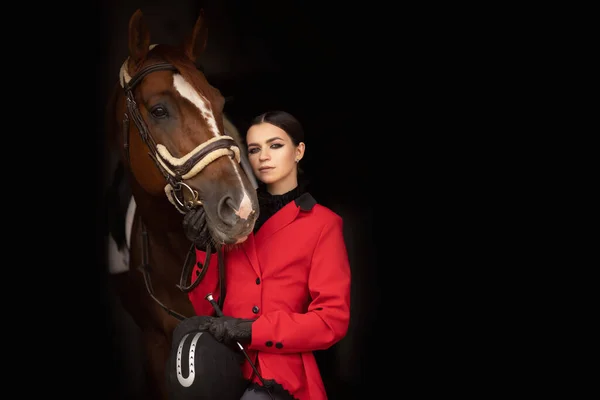 Portrait cavalier femme Jockey avec cheval brun, concept publicité école de club équestre — Photo