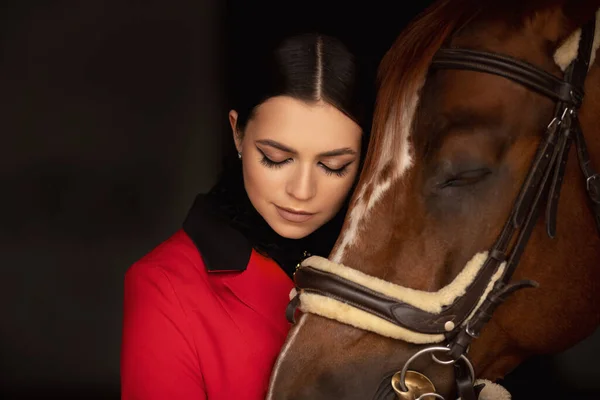 Αισθησιακή φωτογραφία νεαρή γυναίκα αναβάτη και άλογο, έννοια της αμοιβαίας κατανόησης των κοριτσιών και των ζώων, θεραπεία κατά του στρες — Φωτογραφία Αρχείου