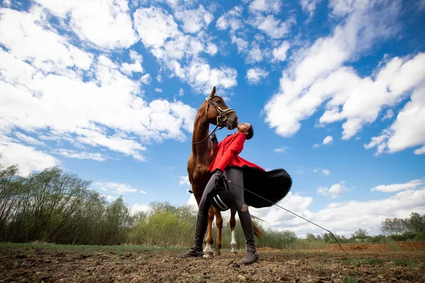 Photo de mode Sport équestre Femme jockey avec cheval brun, en plein air — Photo