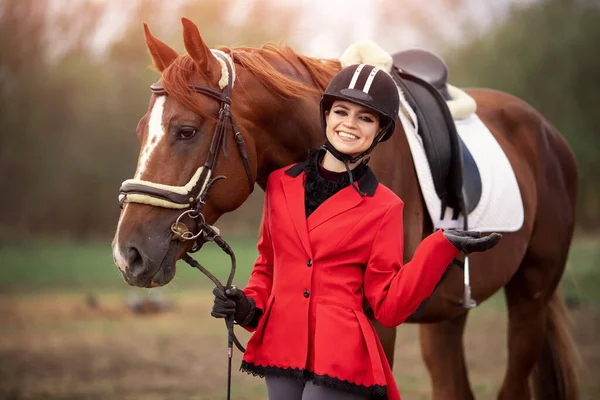 Φωτογραφία μόδας Ιππασίας Αθλητισμός Γυναίκα αναβάτης με καφέ άλογο, σε εξωτερικούς χώρους — Φωτογραφία Αρχείου