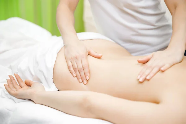 Крупный план рук профессиональный массаж спины девушка спа — стоковое фото