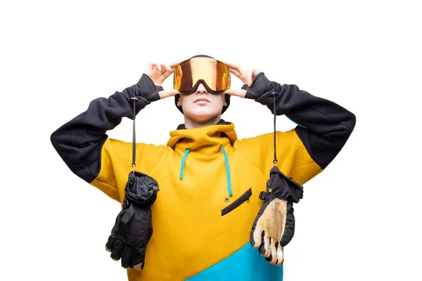 Портрет молодої людини в спортивному одязі ізольований білий фон тримає окуляри. Концепція лижника, сноубордиста — стокове фото