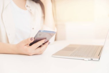 Kovulduktan sonra internetten iş arayan genç bir kadın. Salgın ve işsizliğin kavramsal etkileri