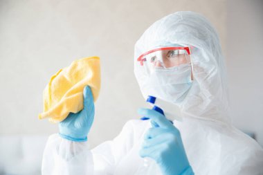 Virüs ve mikropları dezenfekte etmek ve temizlemek için yakın çekim spreyi. Coronavirus koruma kavramı