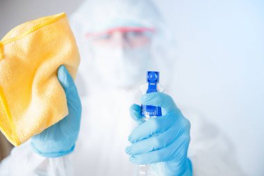 Virüs ve mikropları dezenfekte etmek ve temizlemek için yakın çekim spreyi. Coronavirus koruma kavramı