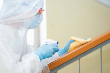 Virüs ve mikropları dezenfekte etmek ve temizlemek için yakın çekim spreyi. Coronavirus koruma kavramı