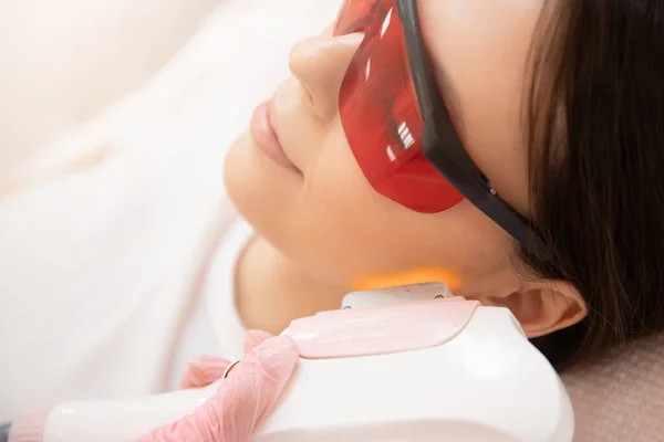 Depilazione laser indesiderato sul viso giovane donna. Concetto di salute e bellezza — Foto Stock