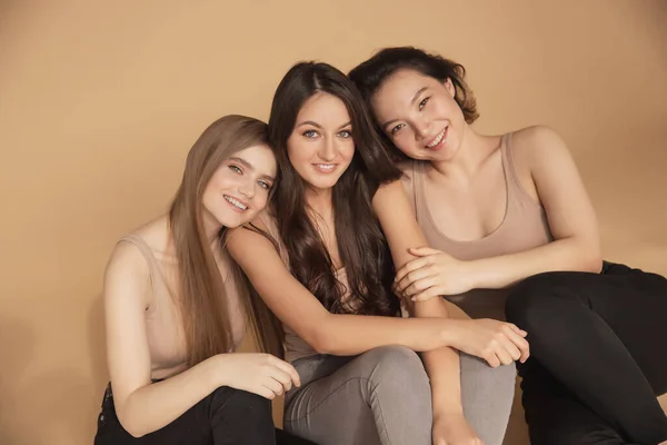 Três Lindas Meninas Diferentes Se Posando Sorrindo E Olhando Para a Câmera  Imagem de Stock - Imagem de povos, bandeira: 203904001