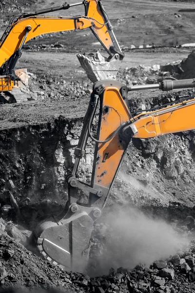 Yellow excavator works and extracts coal from bowels of earth. Open pit mine industry — Stock Photo, Image