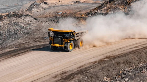金鉱石の大きな黄色の採掘トラック輸送オープンピット鉱山業界 — ストック写真