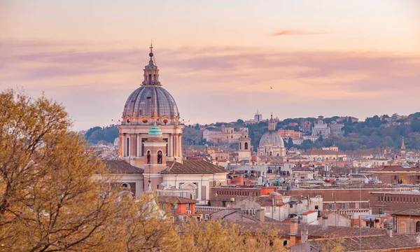从梵蒂冈圣彼得广场圣安杰洛城堡看日落之城罗马 — 图库照片