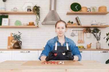 Şekerci, mutfak arka planında Belçika çikolatası tutuyor. Küçük işletme konsepti