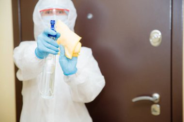 Evin dezenfeksiyon ve temizlik kapı kolları. Biyokimyasal kıyafetli mikroplar ve virüs enfeksiyonundan. Coronavirus koruma kavramı
