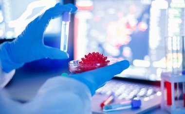 İşçi biyoloji laboratuvarı MERS-Cov Coronavirus 2019-NCoV virüsünün virüs modelini analiz ediyor. Mavi arkaplan