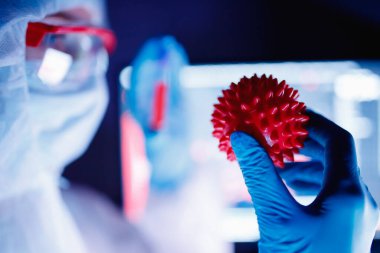 2019-ncov Coronavirus yaşam için tehlikeli laboratuvar kan testi tespiti. Salgın Aşı Konsepti